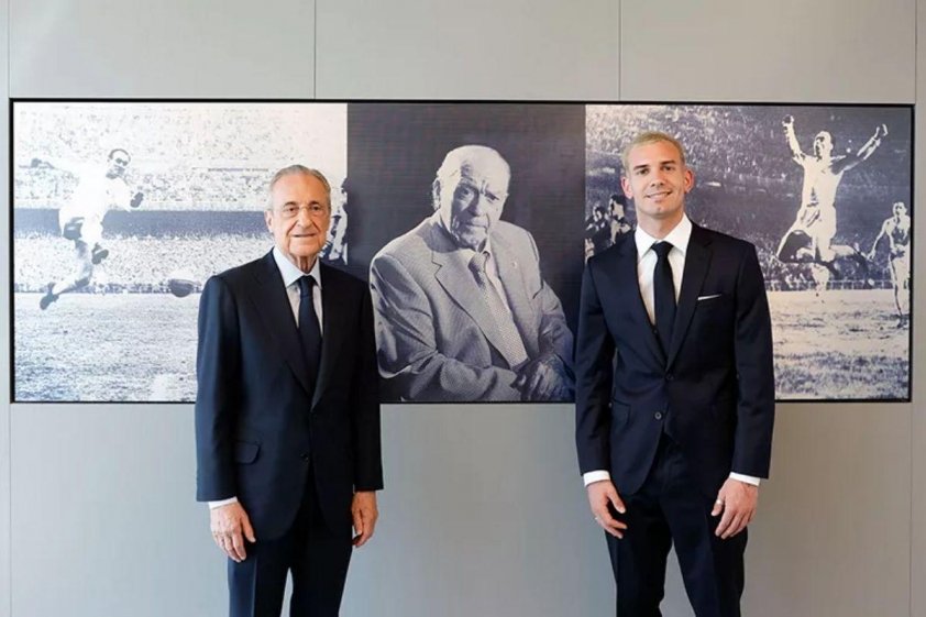 Mastantuono chụp cùng bức ảnh của huyền thoại Di Stefano