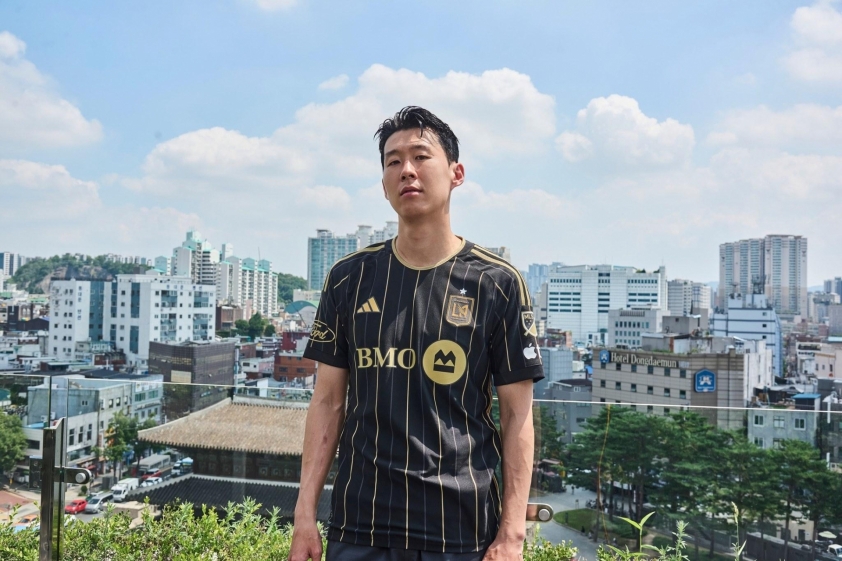 Son Heung-min tại buổi lễ ký hợp đồng