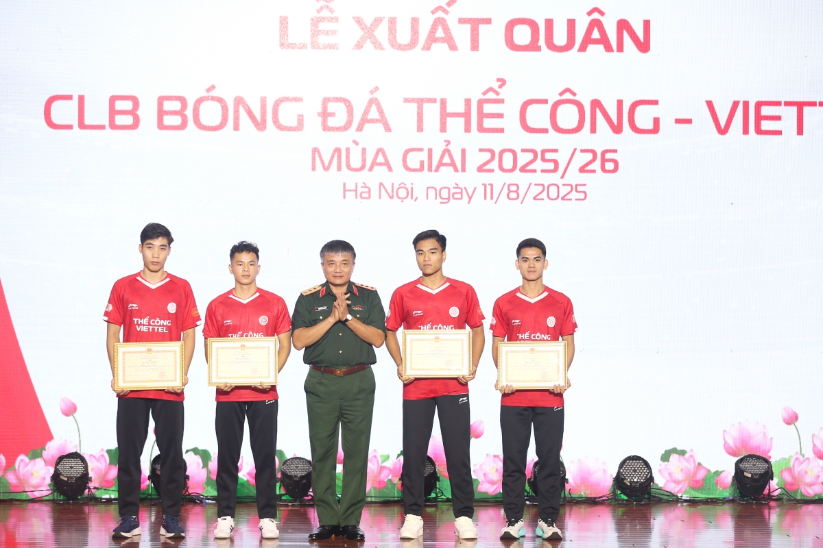 Hình ảnh bốn cầu thủ U23 Việt Nam nhận bằng khen