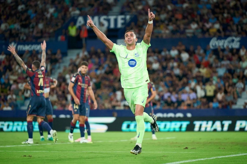 Barcelona lội ngược dòng thắng Levante