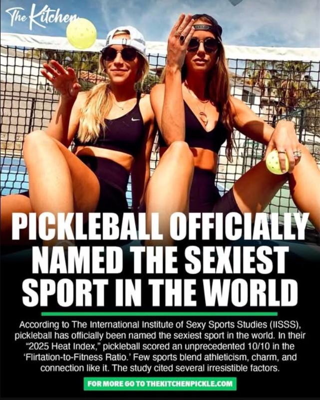 Người chơi Pickleball với trang phục thể thao