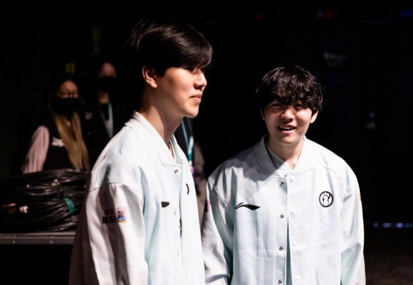 Phân tích trận đấu WE vs IG