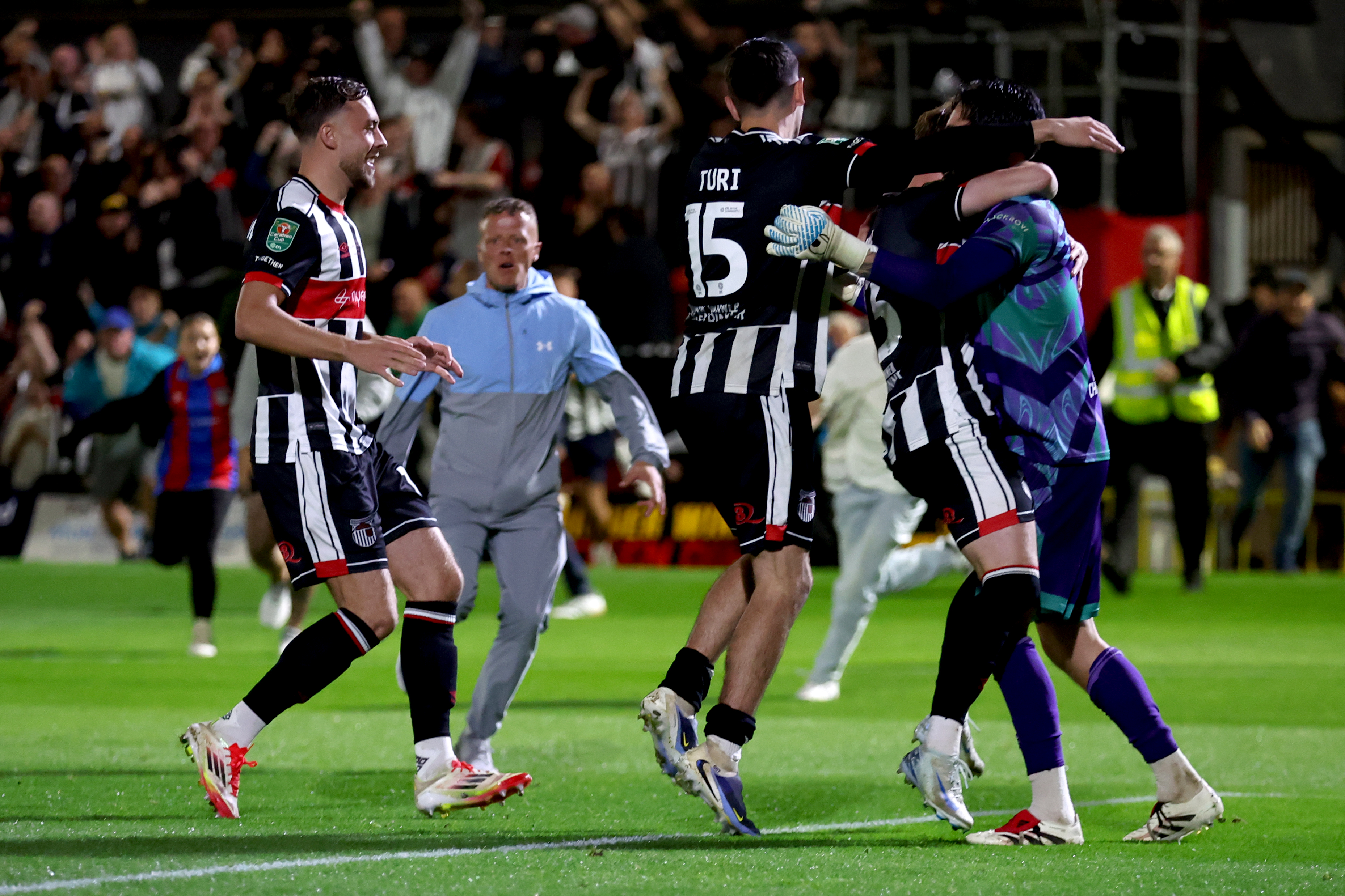 Các cầu thủ Grimsby vỡ òa trong sung sướng