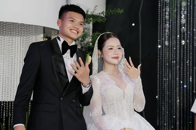 Tiền đạo Văn Tùng và Vũ Hoàng Yến trong ngày cưới