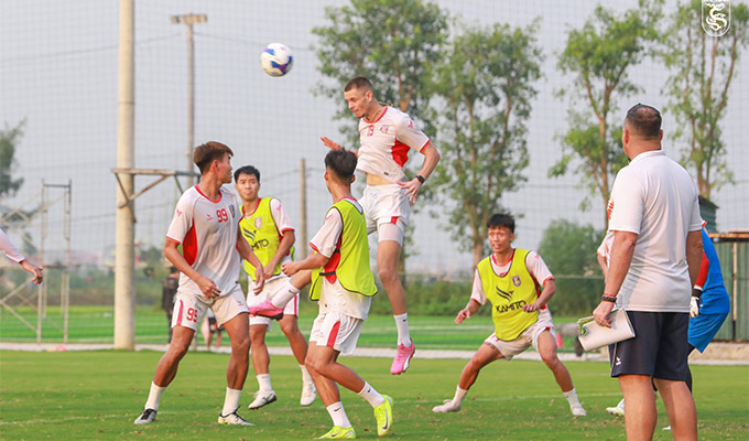 Các cầu thủ Bắc Ninh FC tập luyện