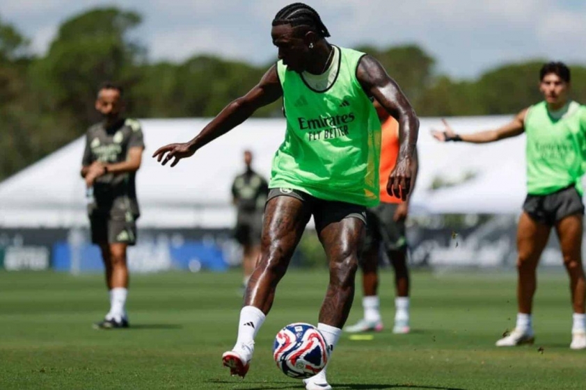Vinicius Júnior trở lại Real Madrid, sẵn sàng chinh phục mùa giải mới