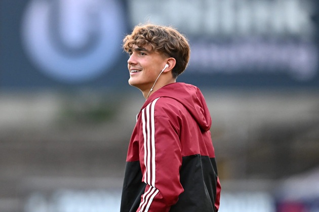 Dowman nhanh chóng thăng tiến ở Arsenal. Dowman nhanh chóng thăng tiến ở Arsenal.