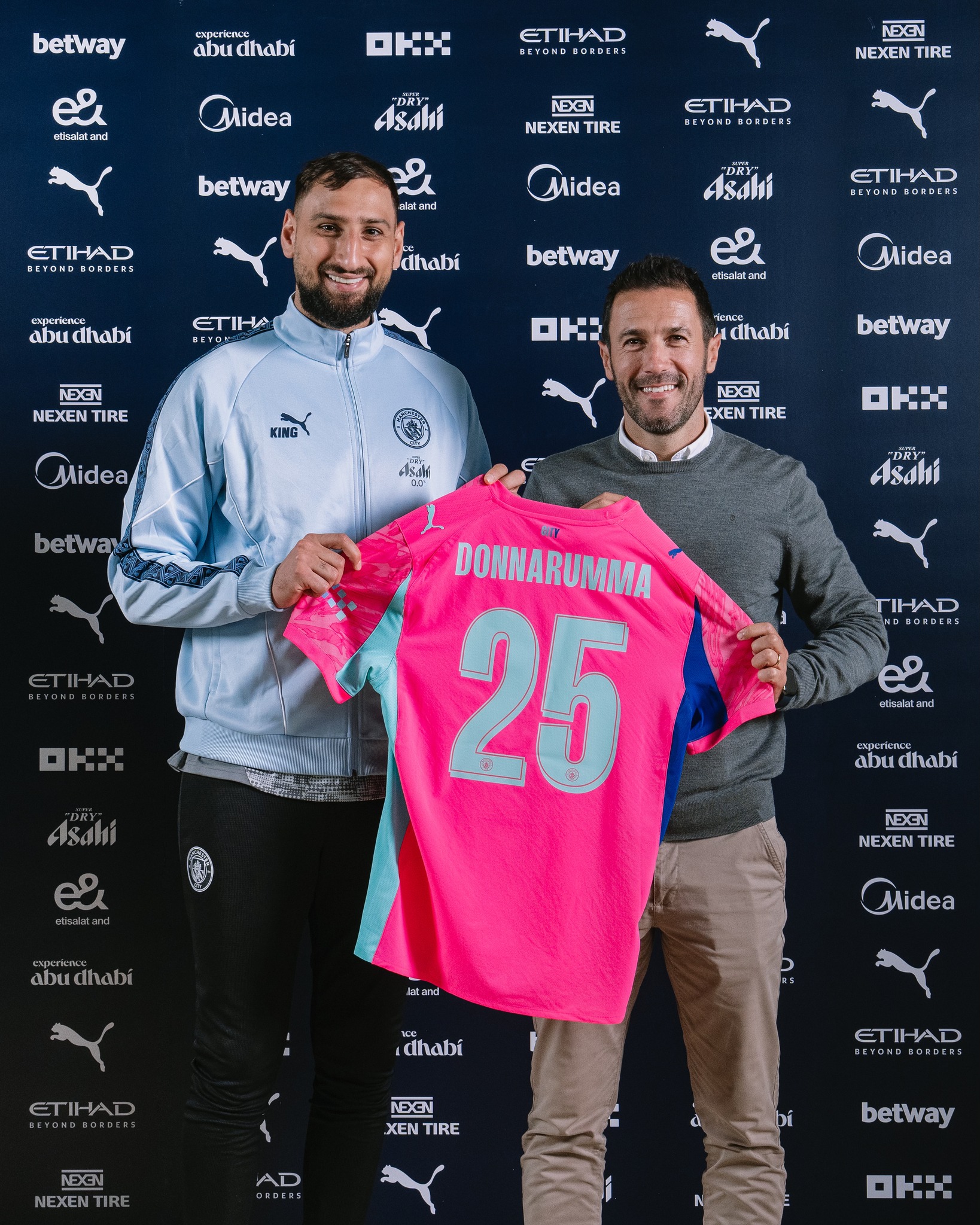 Donnarumma tại buổi ra mắt Man City