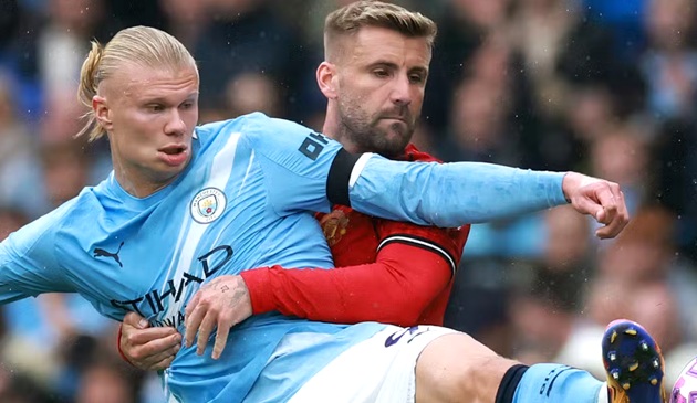 Shaw góp phần vào cả 3 bàn thua. Shaw góp phần vào cả 3 bàn thua.