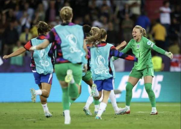 Hannah Hampton bắt penalty