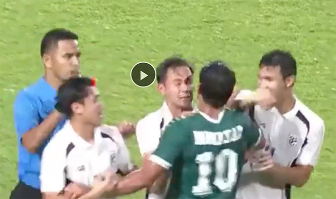 Cầu thủ Iraq nhận thẻ đỏ