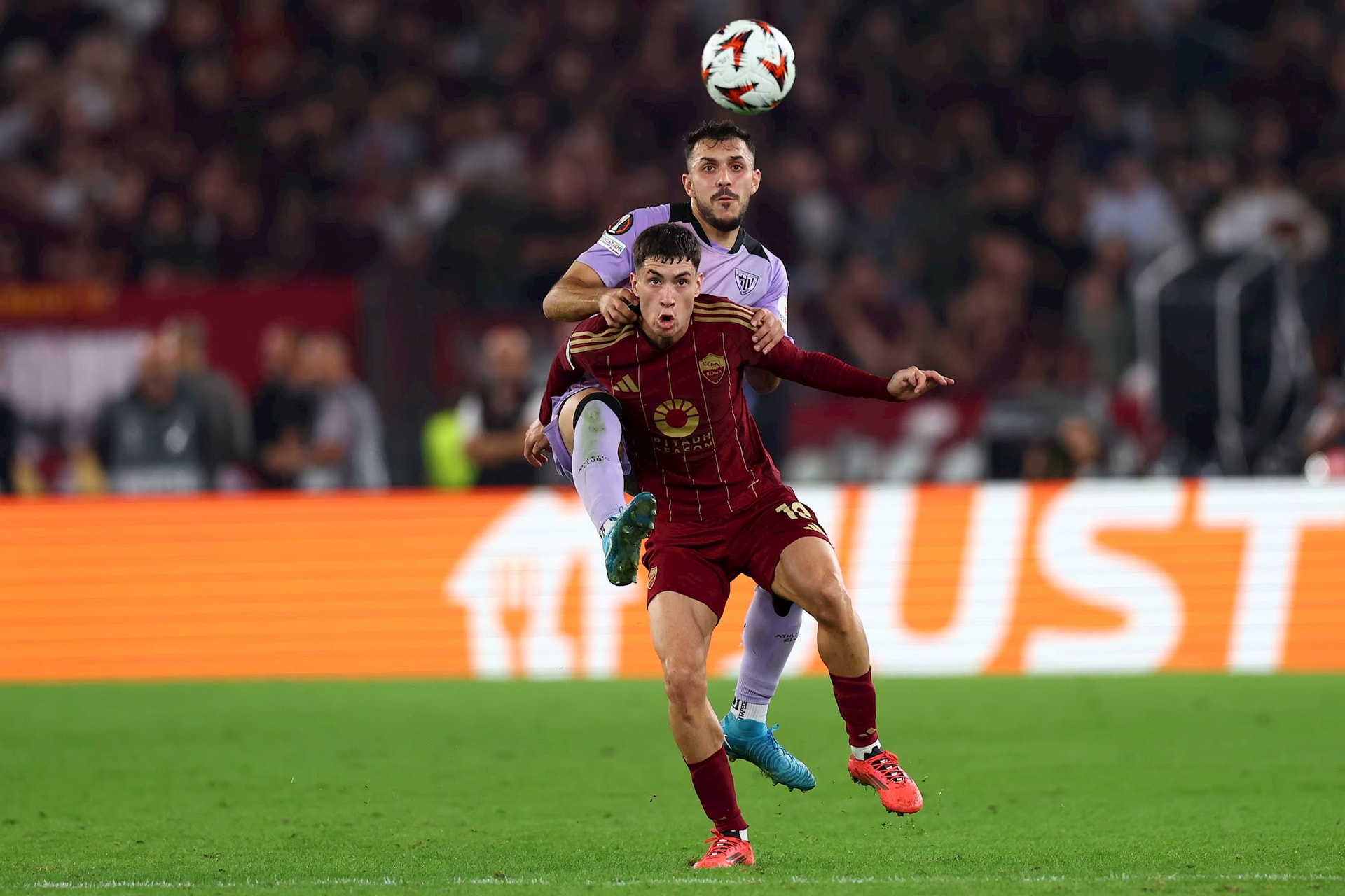 Cầu thủ Roma tranh bóng cùng cầu thủ Bilbao