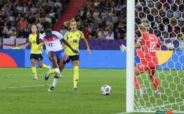 Michelle Agyemang ghi bàn gỡ hòa