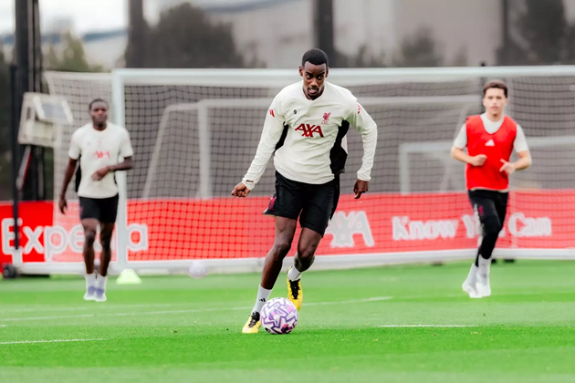 Alexander Isak tập luyện cùng Liverpool