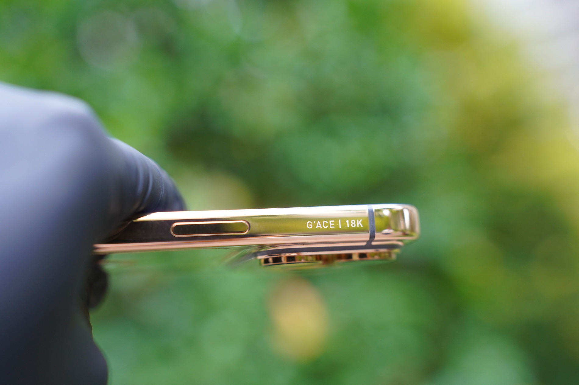 Toàn cảnh chiếc iPhone MONARCH với lớp mạ vàng tinh xảo