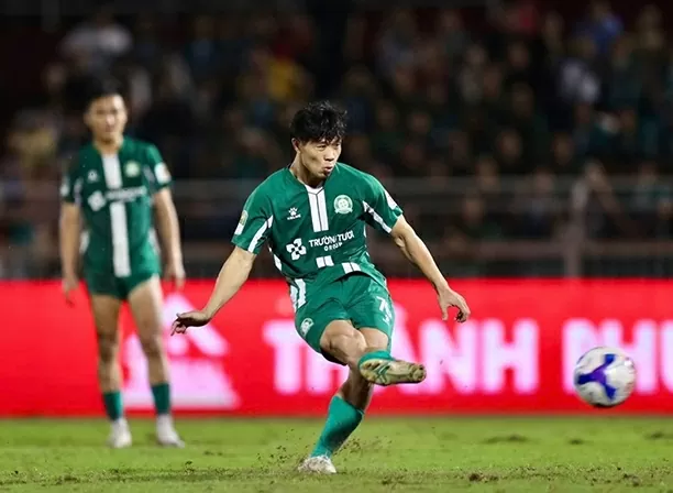 Công Phượng bỏ lỡ cơ hội trên chấm phạt đền