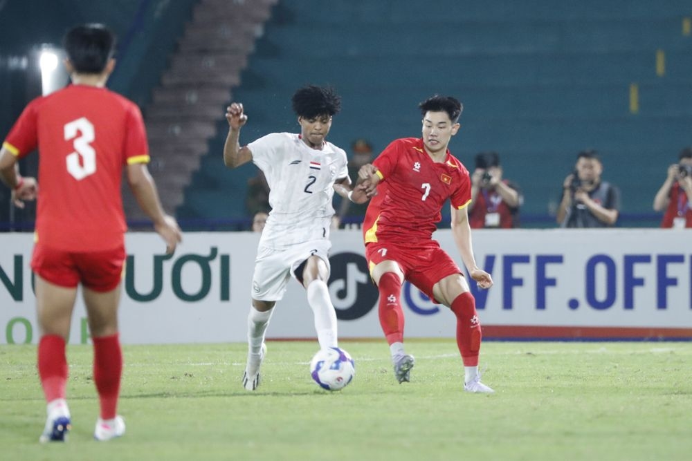 Các cầu thủ U23 VN phối hợp tấn công
