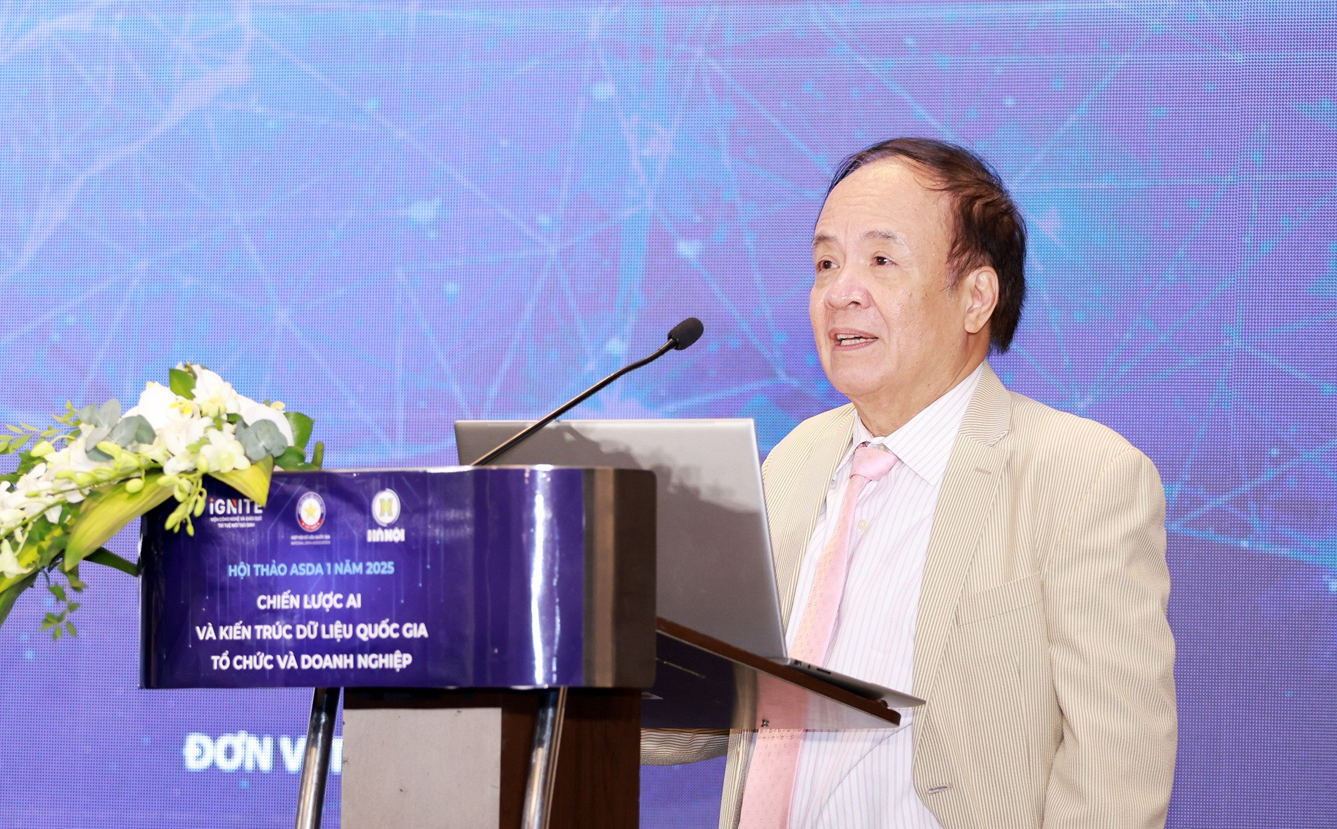 PGS.TS Nguyễn Ái Việt phát biểu tại hội nghị