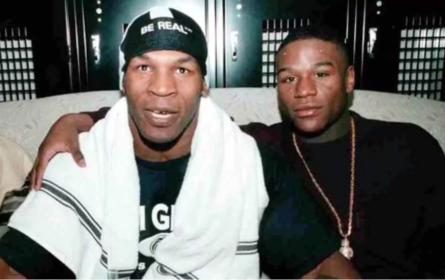 Tyson (trái) và Mayweather chụp hình cùng nhau khi còn trẻ
