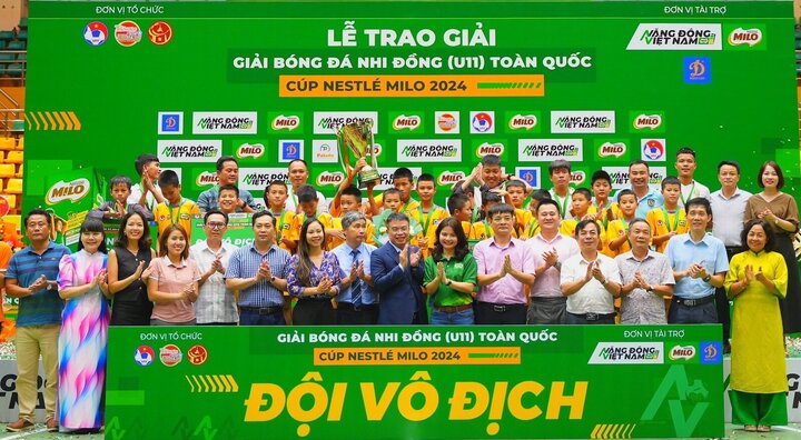 Đội U11 SLNA trong lễ trao giải