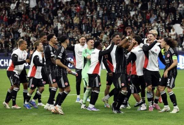 Eintracht Frankfurt ăn mừng sau trận thắng đậm