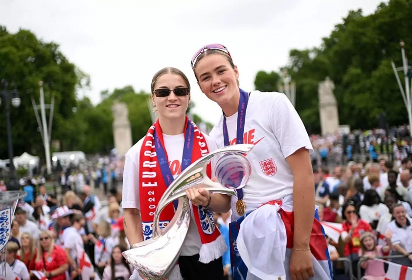 Jess Park và Grace Clinton cùng đội tuyển Anh