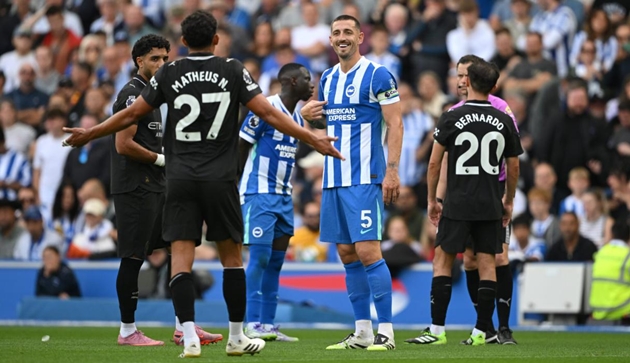 Manchester City gặp vấn đề ở vị trí hậu vệ phải