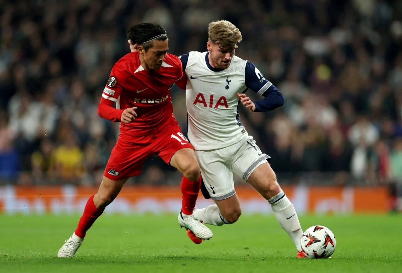 Tottenham ăn mừng bàn thắng vào lưới AZ Alkmaar