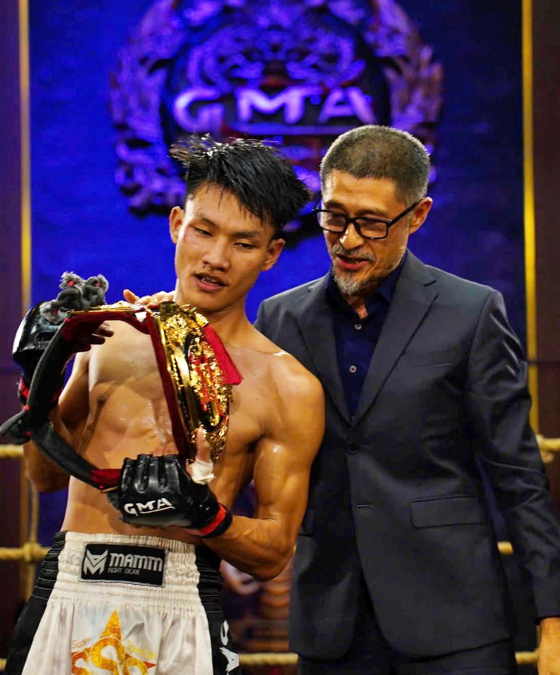Samuel Cung nhận đai vô địch