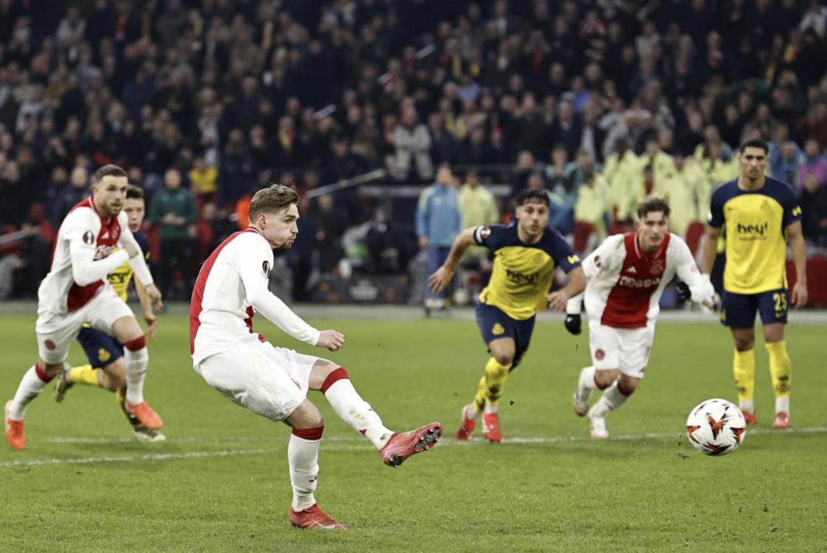 Kenneth Taylor thực hiện thành công cú penalty giúp Ajax chiến thắng