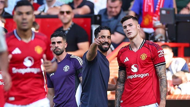 Sesko đá chính lần đầu tại derby Manchester