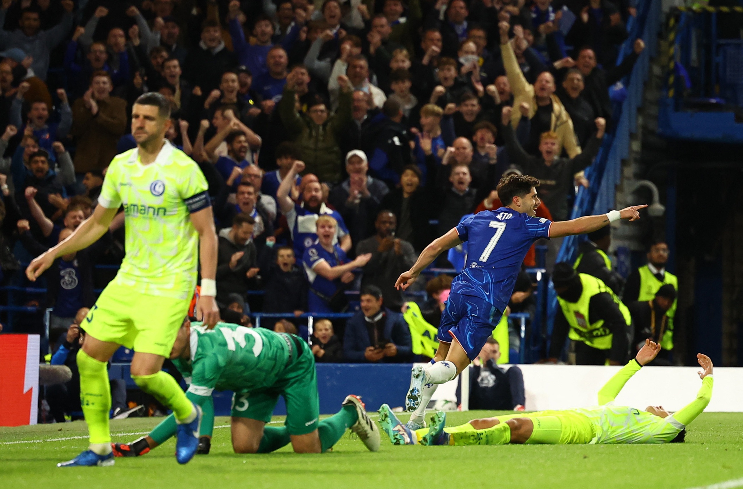 Pedro Neto nhân đôi cách biệt cho Chelsea