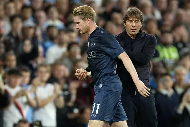 HLV Conte cố gắng động viên khi De Bruyne rời sân
