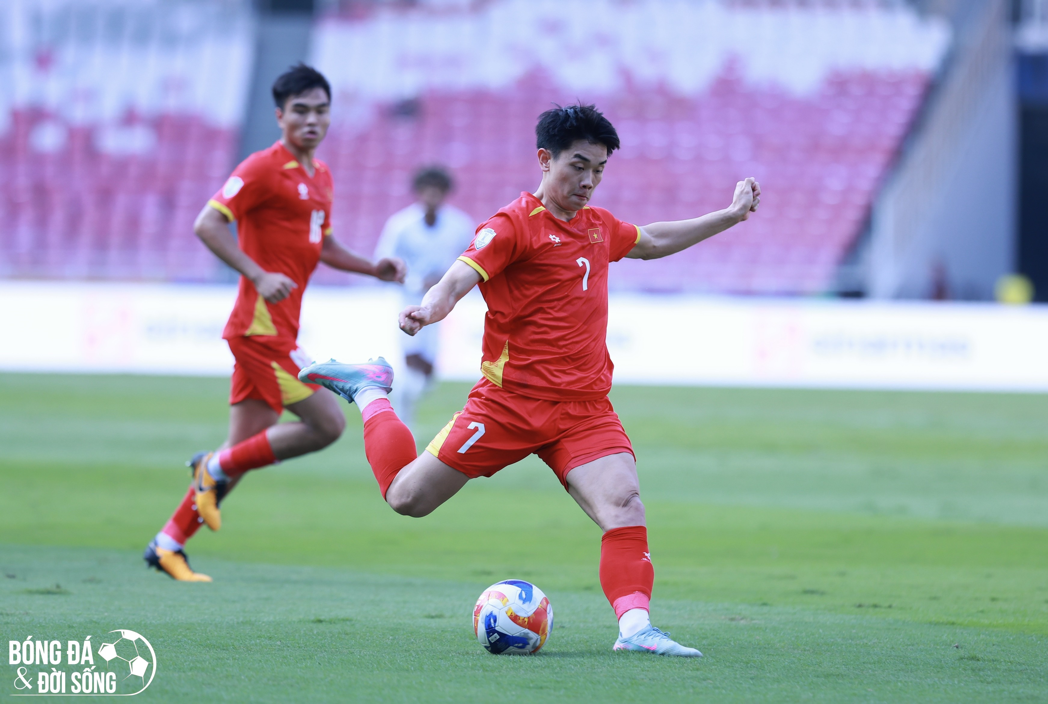 Tiền đạo Nguyễn Đình Bắc trong buổi tập Đình Bắc chăm chỉ rèn luyện trên sân tập