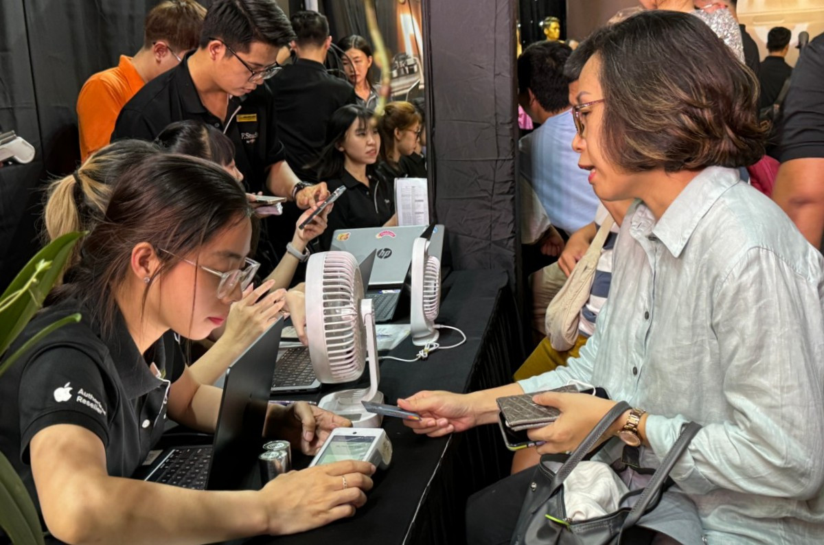 Khách hàng đang mua iPhone 16 tại cửa hàng