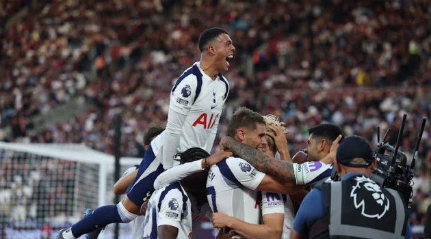 Tottenham thăng hoa trong hiệp 2 nhờ lợi thế hơn người.