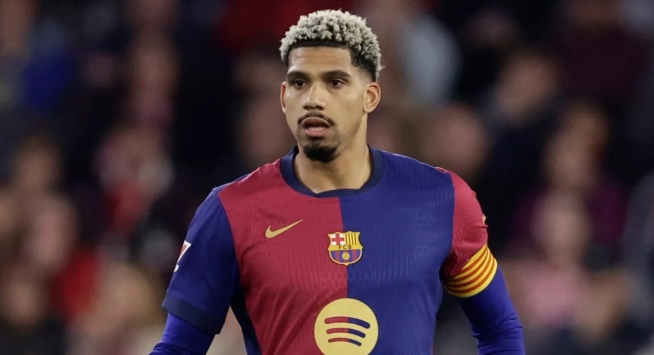 Liverpool nhắm Araujo.