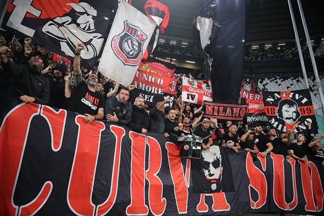 Curva Sud bùng cháy khí thế cổ vũ AC Milan