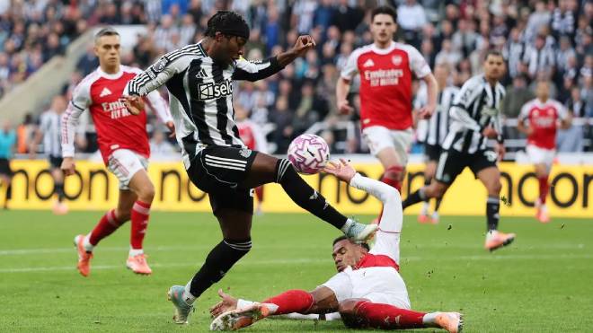 Gabriel Magalhaes cứu thua cho Arsenal trước Newcastle Gabriel Magalhaes chặn cú dứt điểm của Newcastle