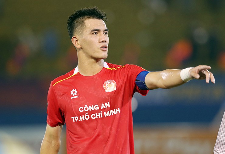 Tiến Linh trong trận đấu với CA TP.HCM