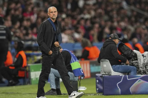 HLV Luis Enrique chỉ đạo trên sân