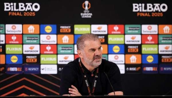 Ange Postecoglou trả lời phỏng vấn báo chí