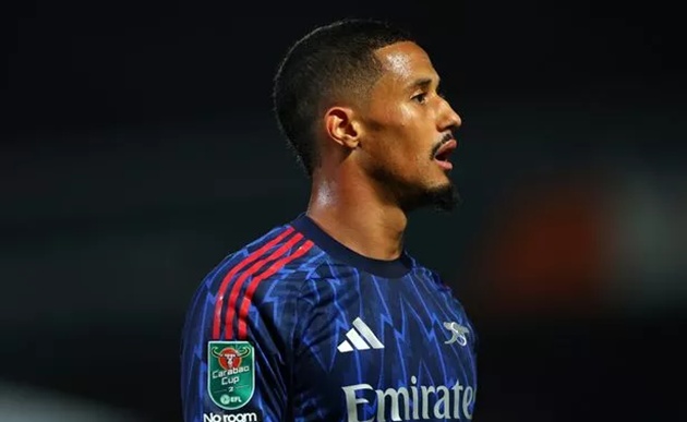 Saliba sắp gia hạn với Arsenal Saliba sắp gia hạn với Arsenal