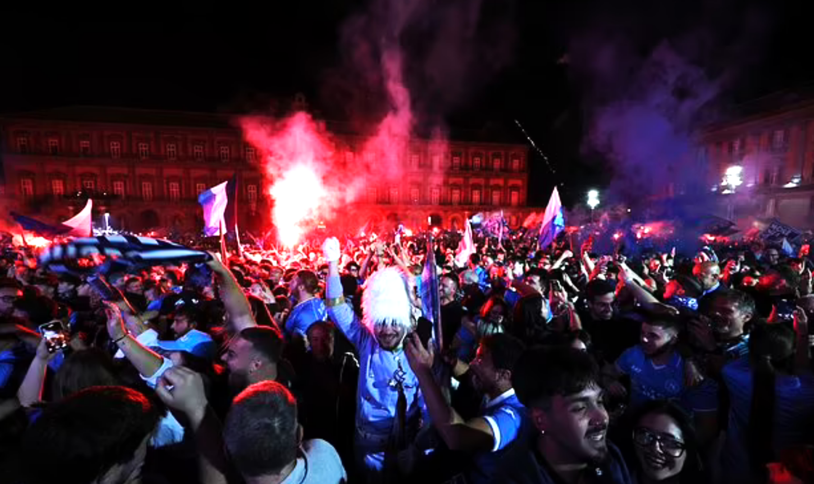 Cổ động viên Napoli ăn mừng ngôi vô địch