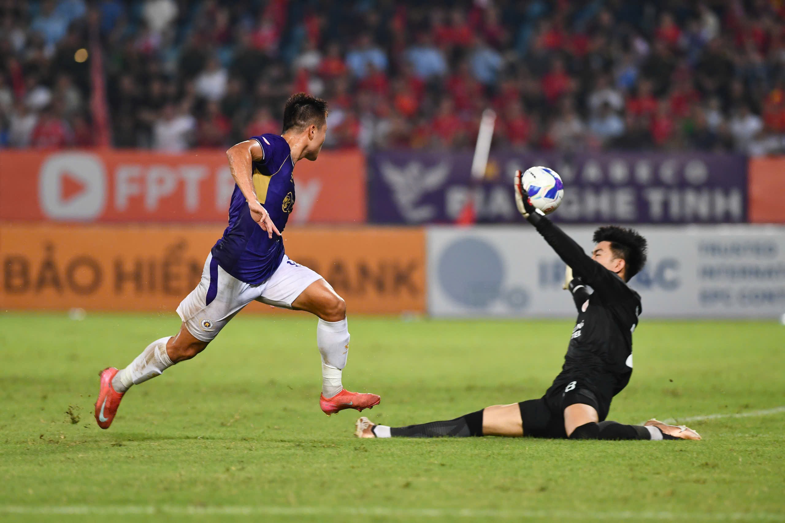 Tuấn Hải ghi bàn mở tỷ số cho Hà Nội FC Tuấn Hải ăn mừng bàn thắng
