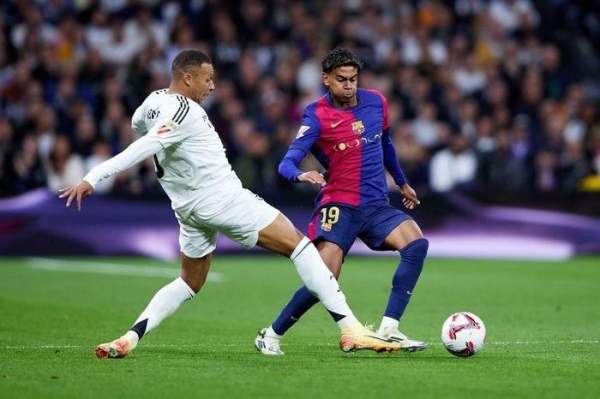 Kylian Mbappe thi đấu trên sân Real Madrid