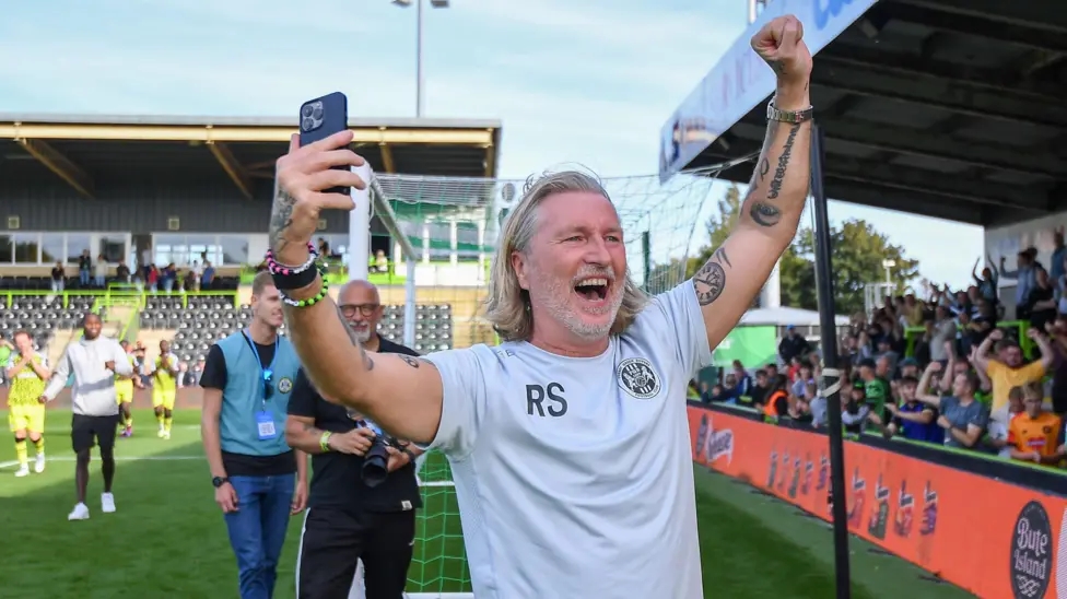 Robbie Savage huấn luyện viên Forest Green Rovers