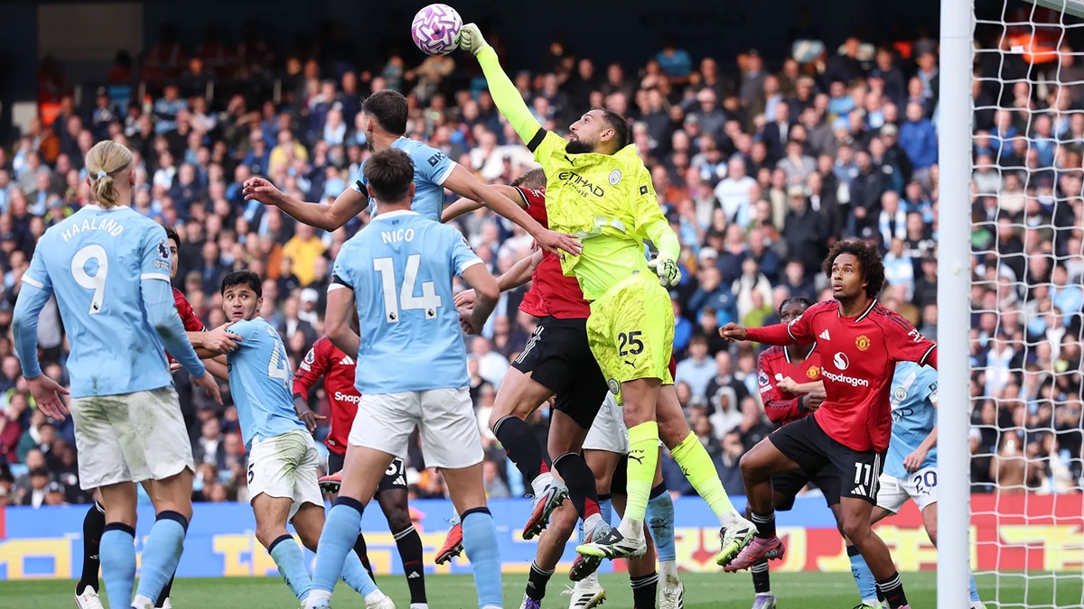 Gianluigi Donnarumma trong trận derby Manchester