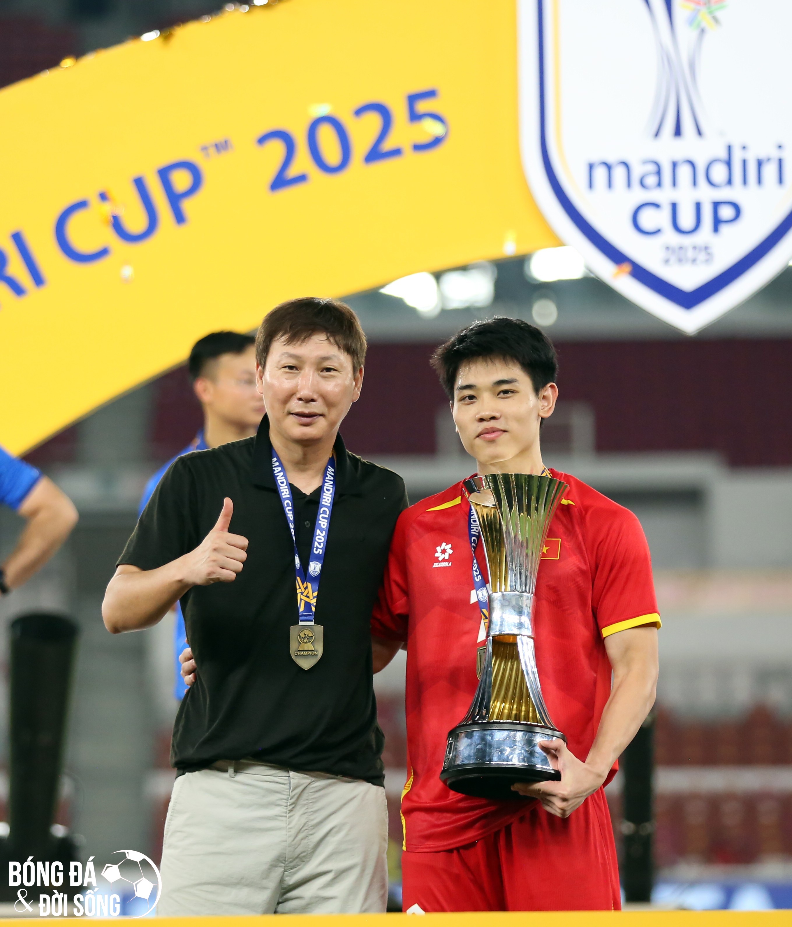 Đình Bắc và HLV Kim Sang Sik ăn mừng chức vô địch U23 Đông Nam Á Tiền đạo Nguyễn Đình Bắc cùng HLV sau chiến thắng U23 Đông Nam Á