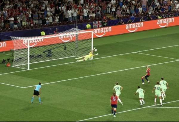 Ada Hegerberg sút hỏng phạt đền